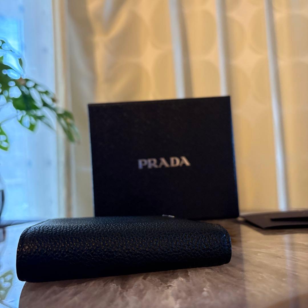 【新品】PRADA パース付きサフィアーノレザーウォレット　ブラック