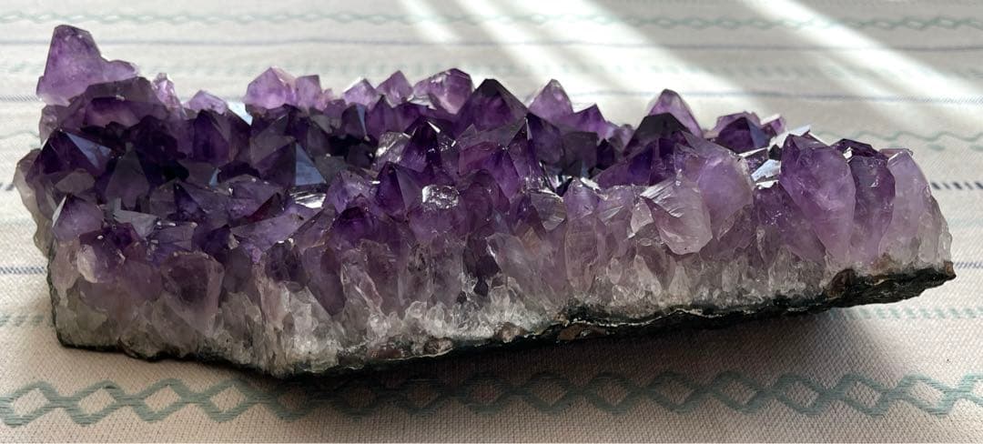 SALE✩.*˚天然石 水晶 アメジスト クラスター 原石 3.5kg 台座付き