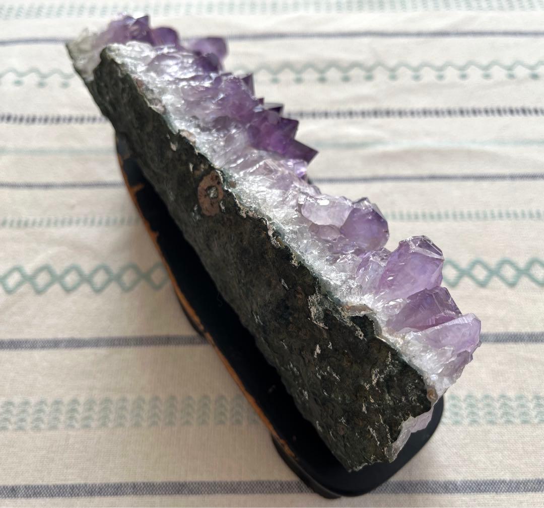 SALE✩.*˚天然石 水晶 アメジスト クラスター 原石 3.5kg 台座付き