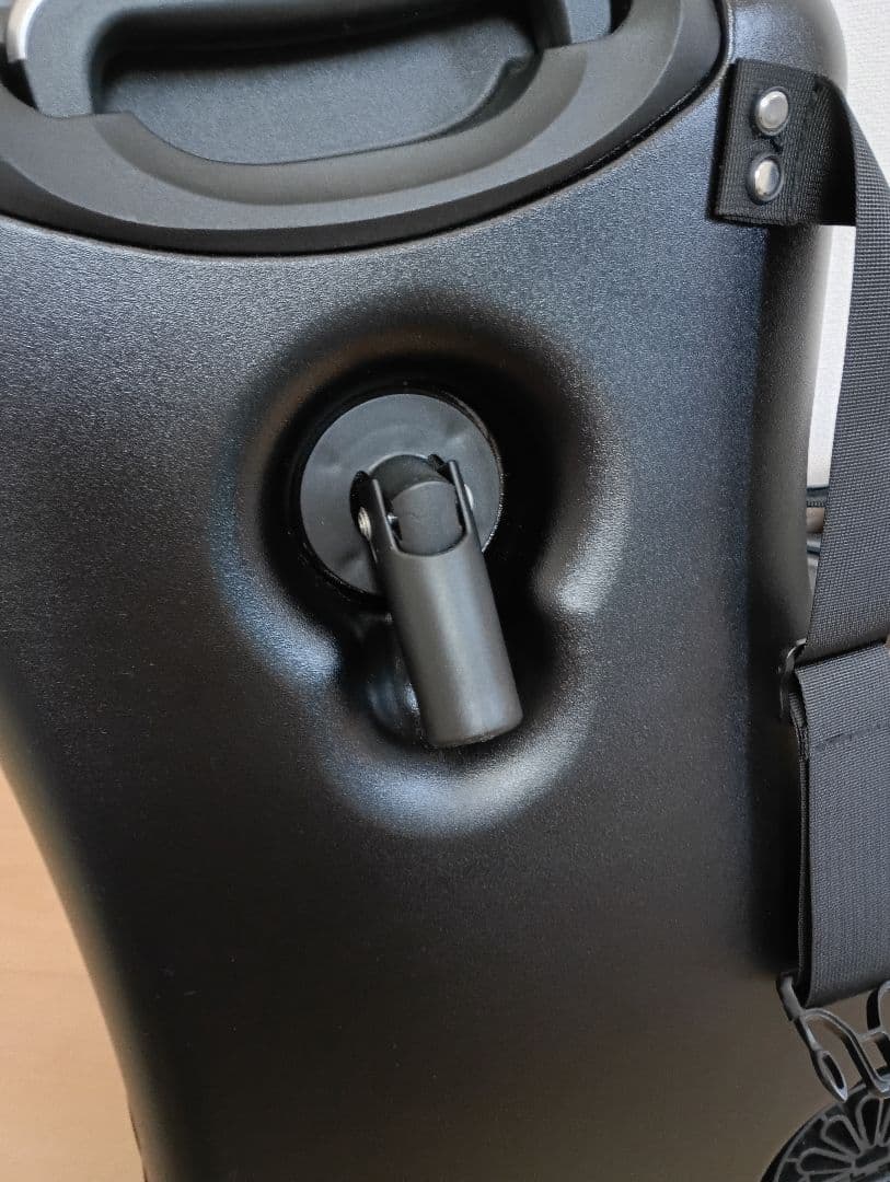 子供が乗れるキャリーケース黒 キッズトラベル　キャリーケースM