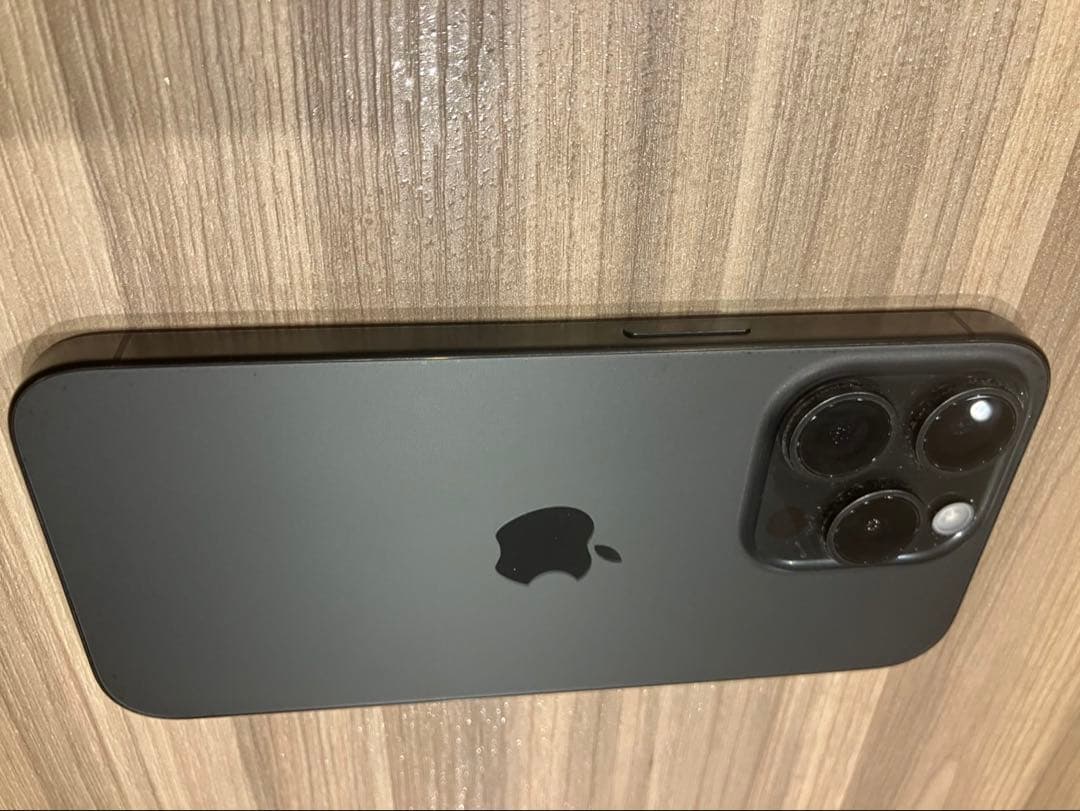 美品】iPhone 15 Pro 256GBブラックチタニウム SIMフリー