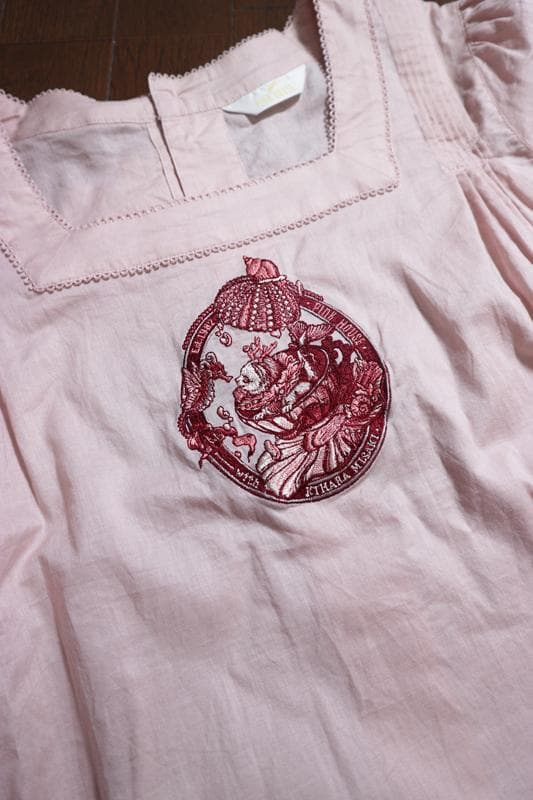 ピンクハウス♡新品・未使用♡ワンダーランド猫刺繍の綿ローンブラウス