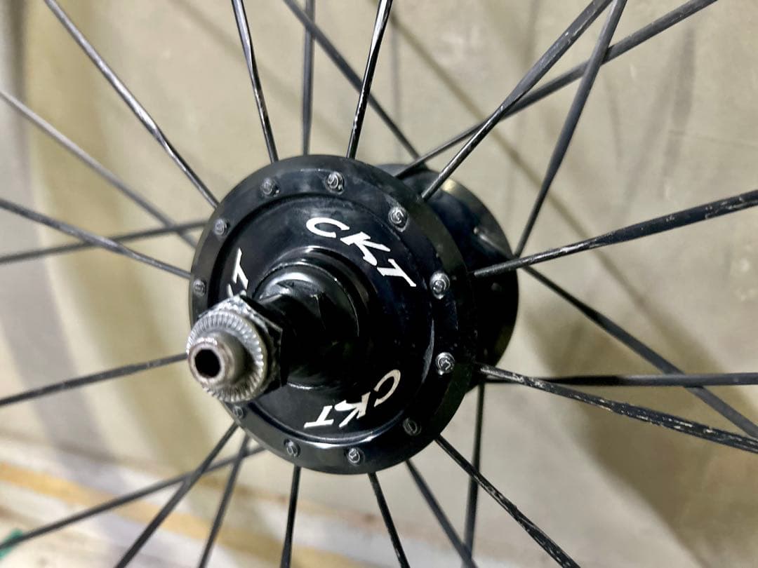 ◆台湾メーカー製の定価18万円程のカーボンホイール＆タイヤ後輪】重量1.07kg