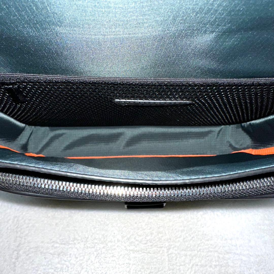 LACOSTE ザブレンド モノグラムフラップメッセンジャーバッグ 幾何学模様