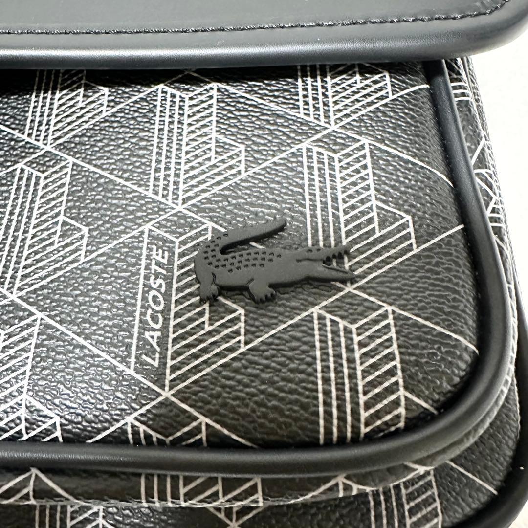 LACOSTE ザブレンド モノグラムフラップメッセンジャーバッグ 幾何学模様