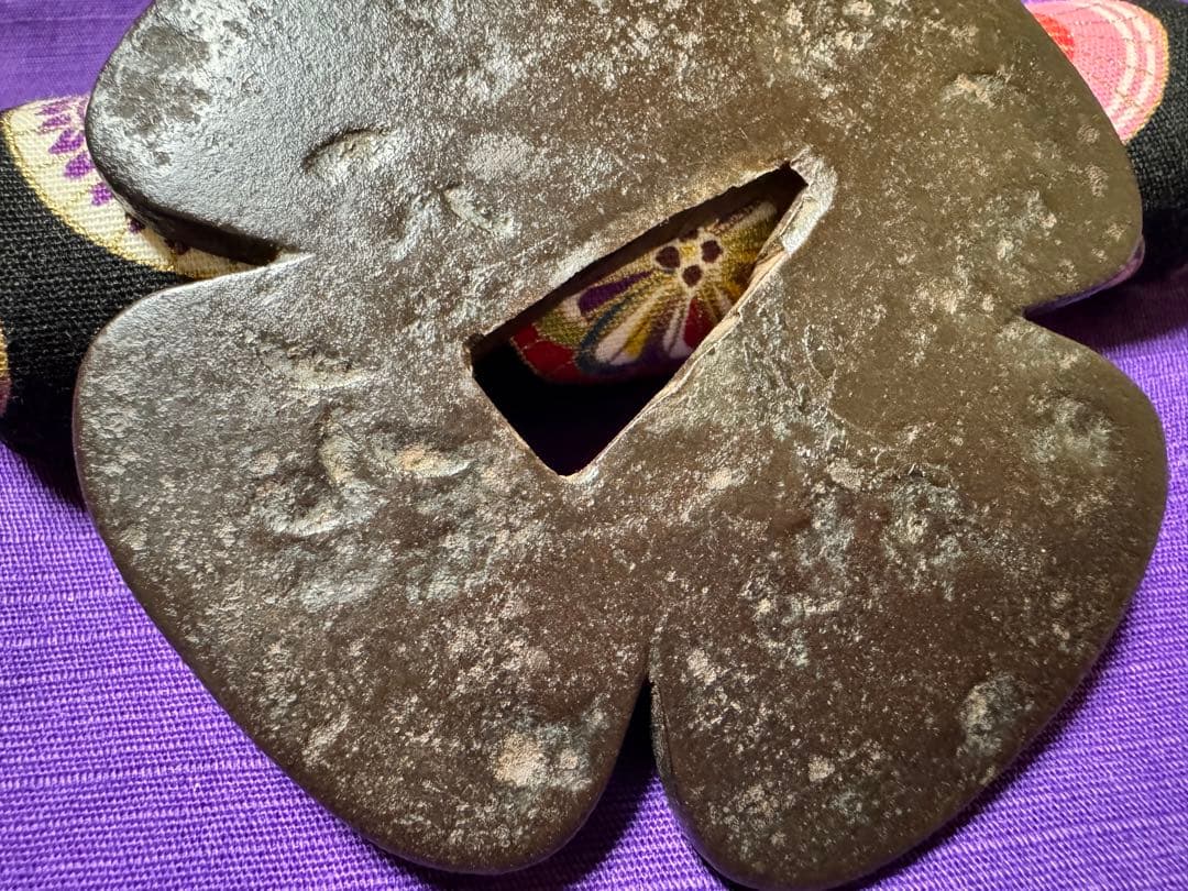 在銘　室町？　花木瓜鉄鐔　信家を彷彿させる名鐔（日本刀装具脇差短刀拵小柄笄目貫