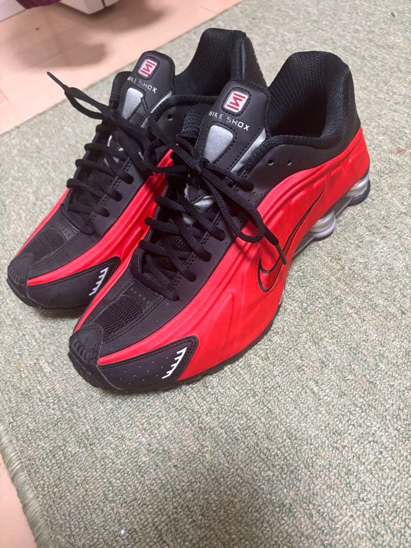 Nike Shox R4 スニーカー レッド/ブラック メンズ 早い者勝ち！
