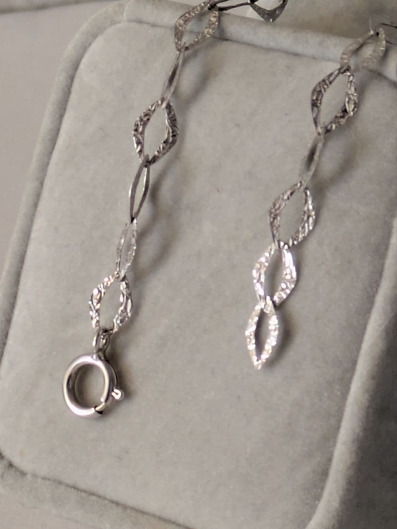 K18ホワイトゴールドリーフデザインブレスレット　フリーアジャスター