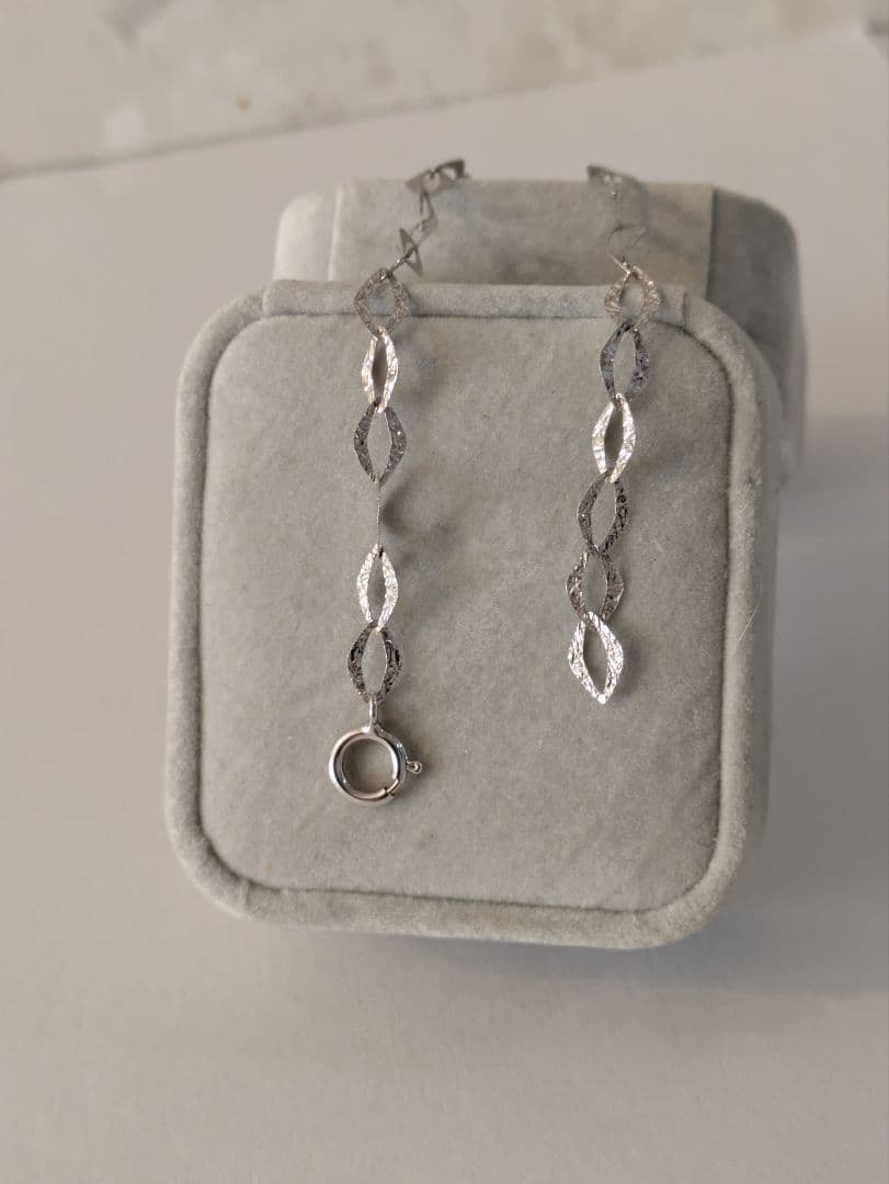 K18ホワイトゴールドリーフデザインブレスレット　フリーアジャスター