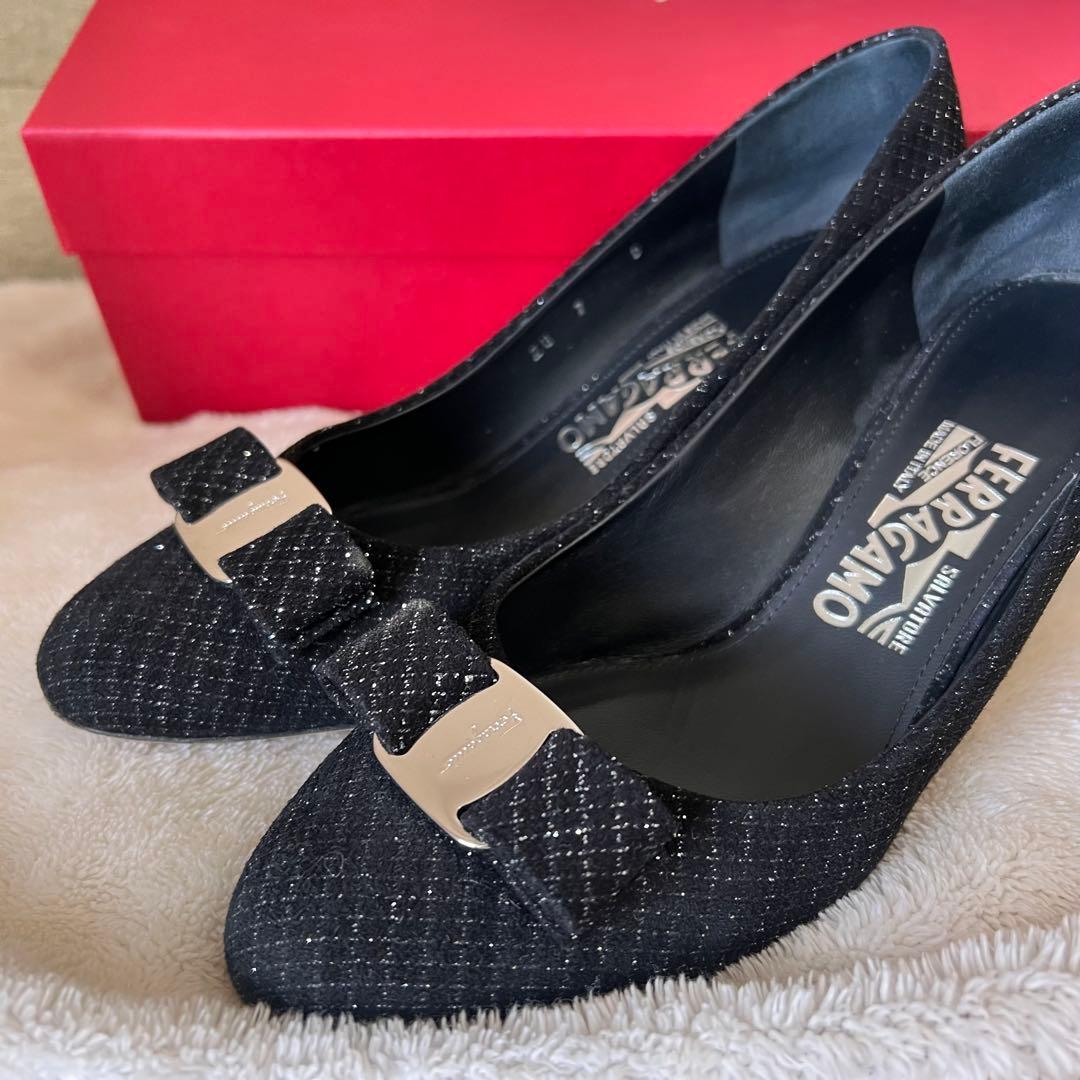 新春セール中！Ferragamo ブラックリボンパンプス