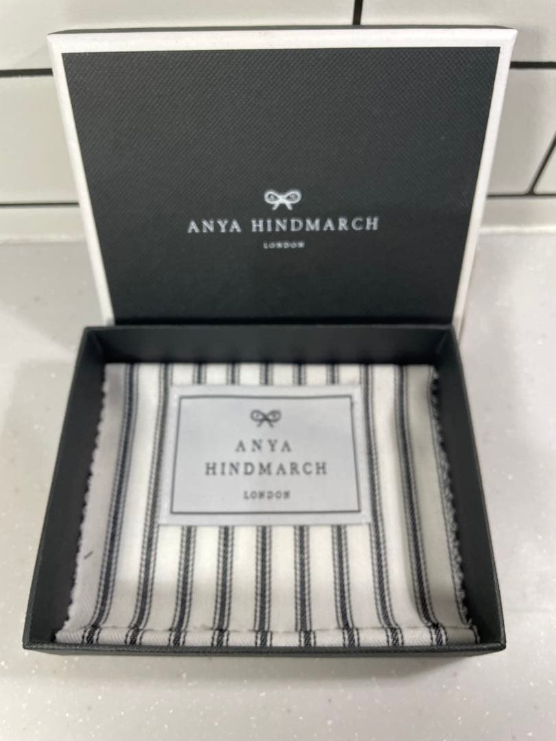 ANYA HINDMARCH 目玉焼き型キーホルダー