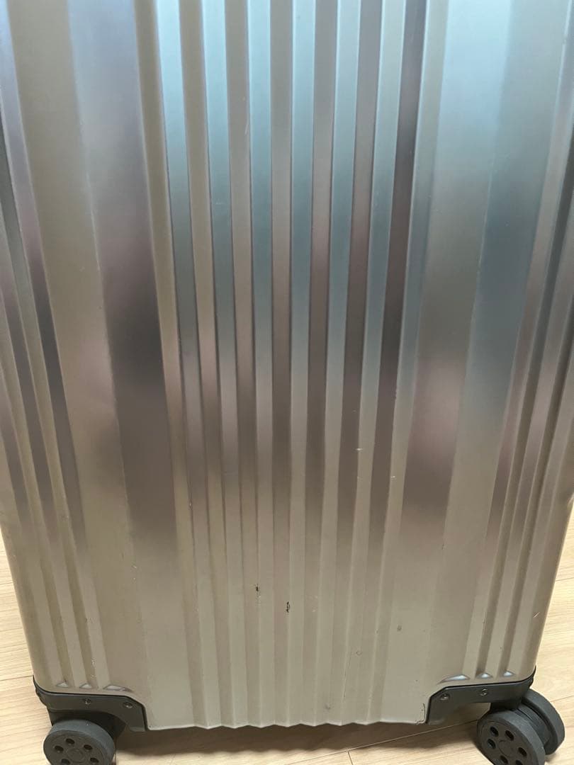 シルバー アルミニウム キャリーケース 中型 65L