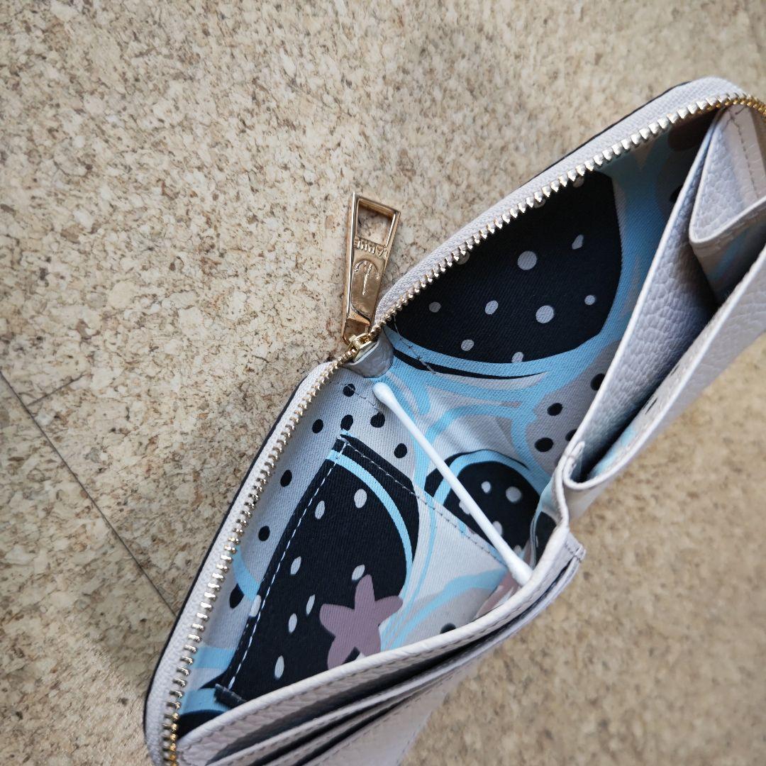 ☆新品未使用☆イアンヌ パル エッフェル塔から花束を 二つ折り財布