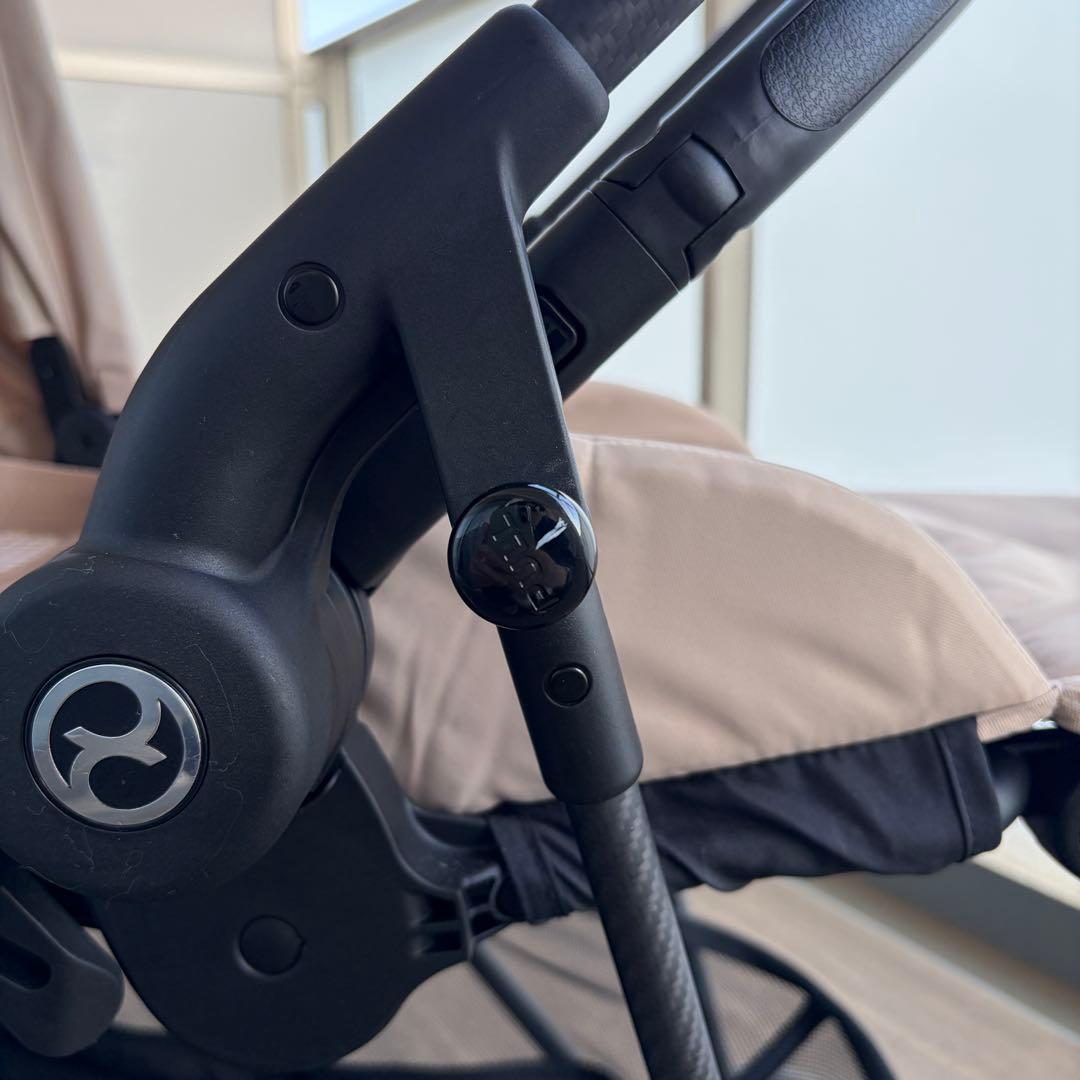 美品 cybex メリオカーボン 2024年 軽量ベビーカー アーモンドベージュ