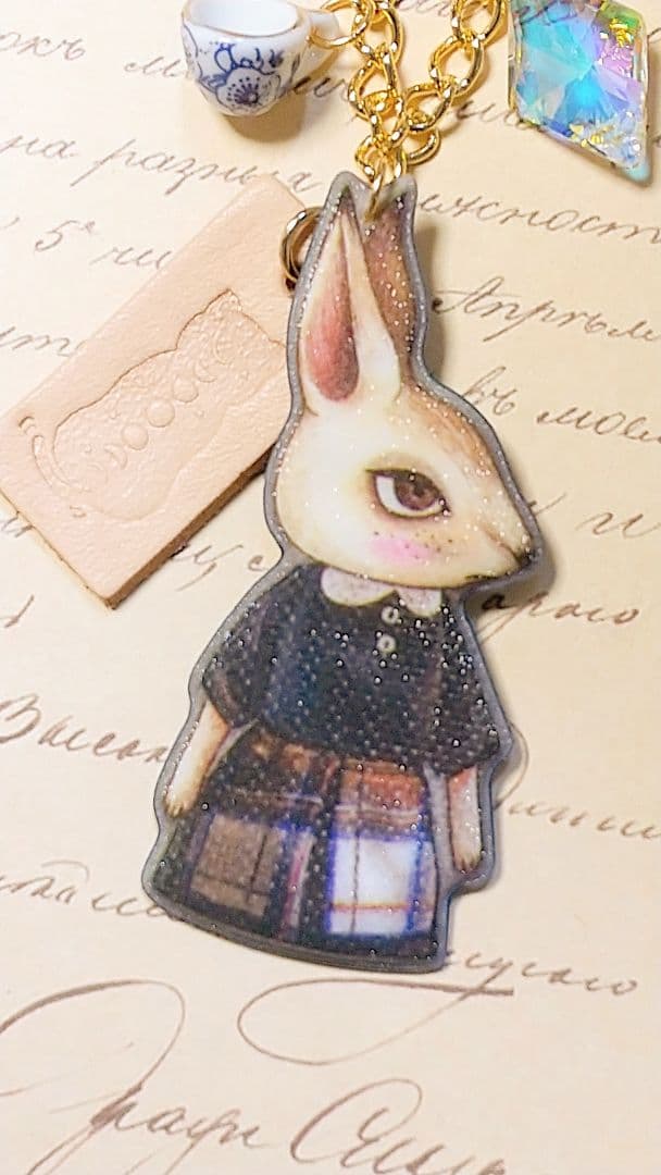 SOLD◆ハンドメイド バッグチャーム うさぎ ガラス 革タグ ビーズ