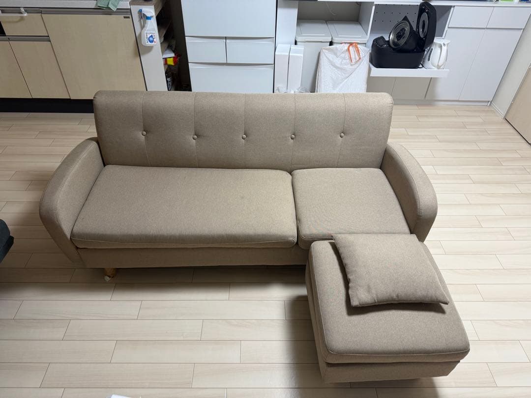 ベージュ 3人掛けソファ　禁煙　オットマン・クッション付き　即購入可能