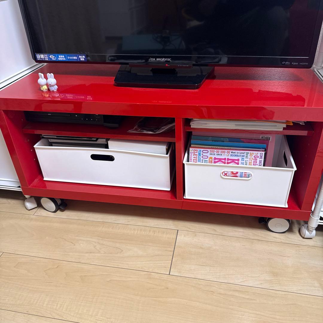 赤い木製テレビ台