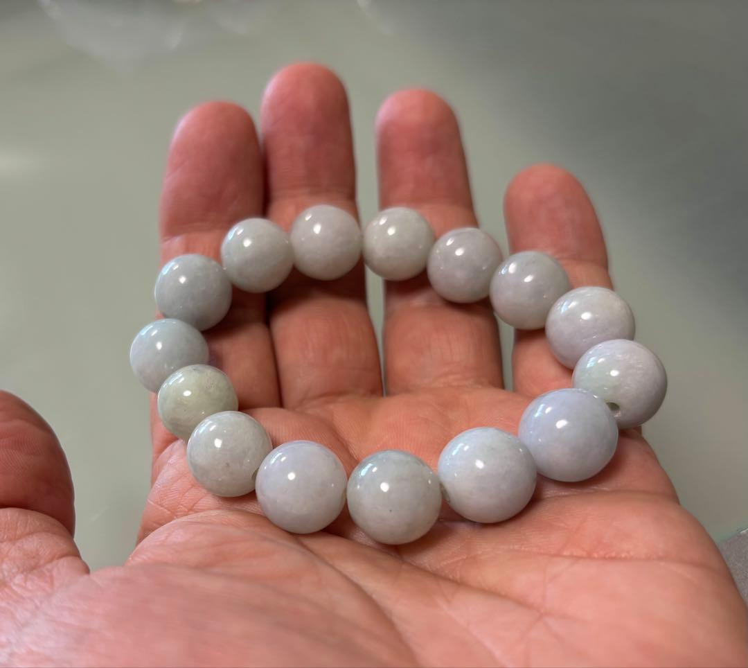 ミャンマー産 新緑硬玉翡翠（１３.５〜１４mm珠、径１７cm）① （鑑別書付き）