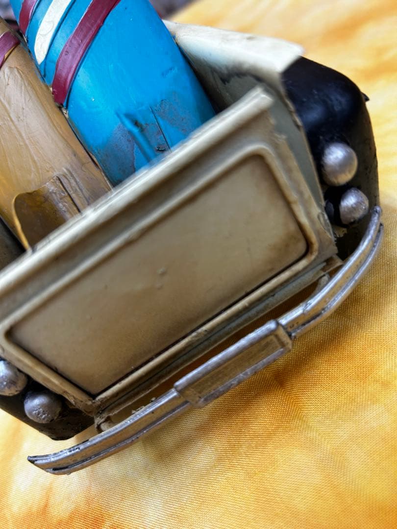 レトロなオールドカー　サーフィン