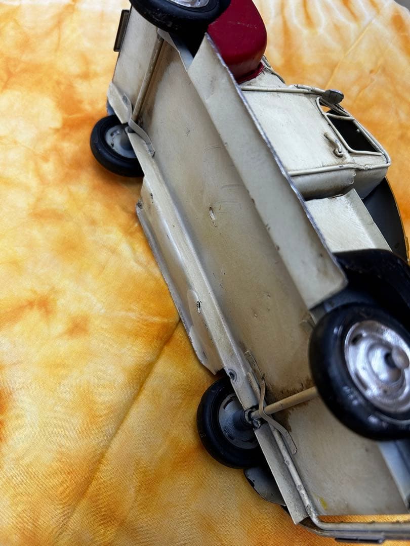 レトロなオールドカー　サーフィン