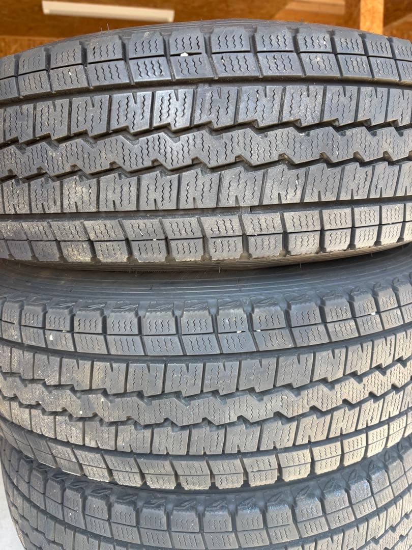 札幌　ダンロップ　スタットレス195 80 15 LT ハイエースキャラバン