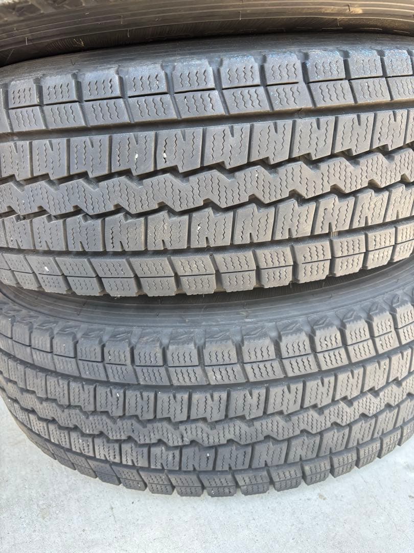 札幌　ダンロップ　スタットレス195 80 15 LT ハイエースキャラバン