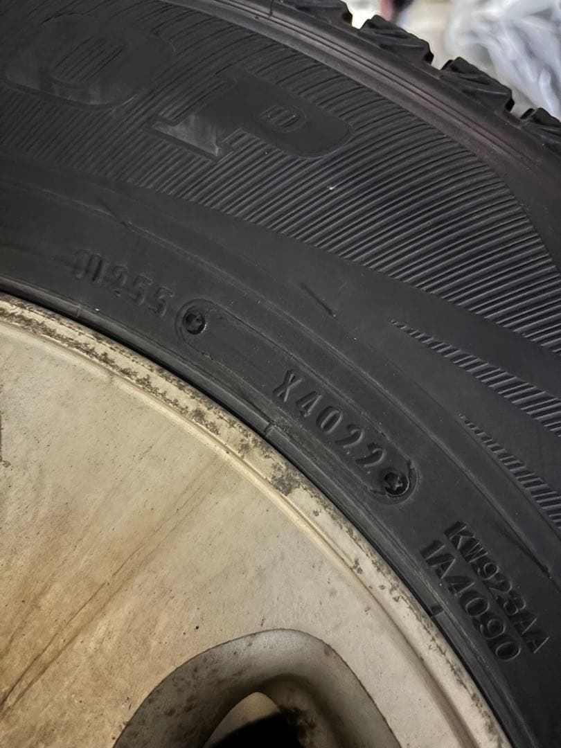 札幌　ダンロップ　スタットレス195 80 15 LT ハイエースキャラバン