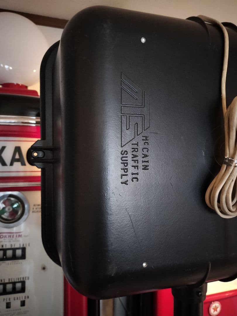 アメリカ　歩行者用信号機　シグナル　信号機　看板　ガレージ　店舗