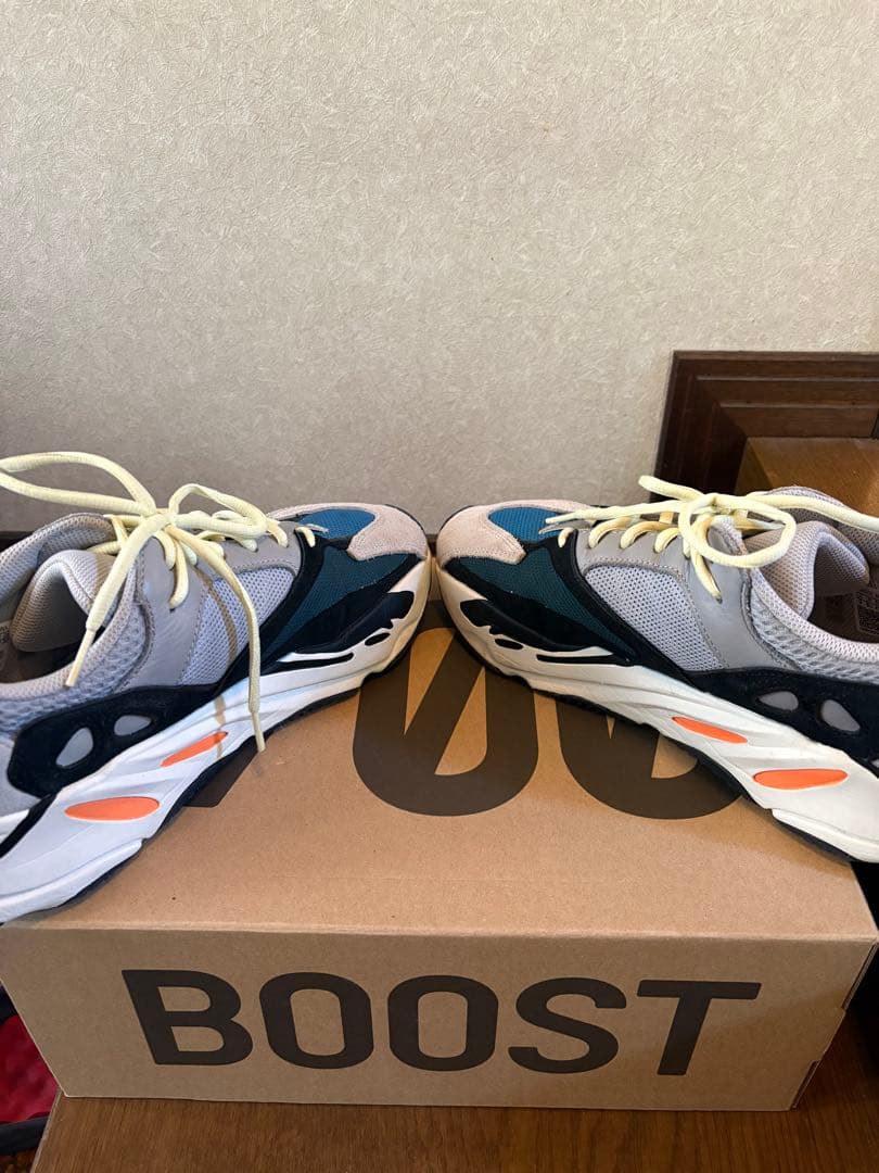 靴 Yeezy boost 700