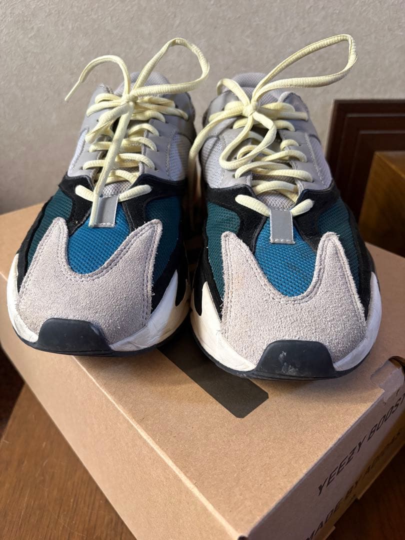 靴 Yeezy boost 700