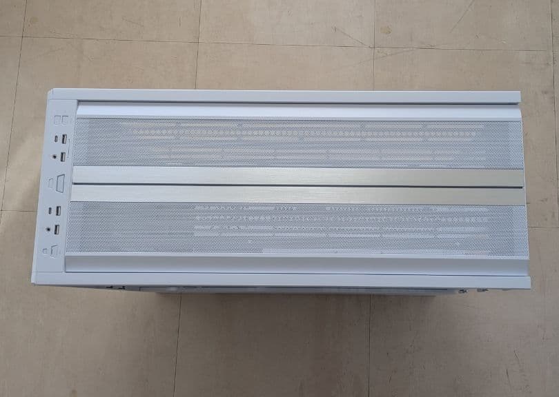 Lian Li V3000 Plus White 付属品とガラスパネル無し