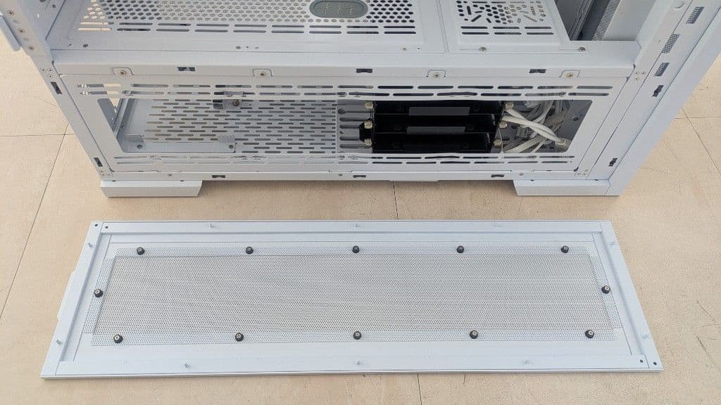 Lian Li V3000 Plus White 付属品とガラスパネル無し