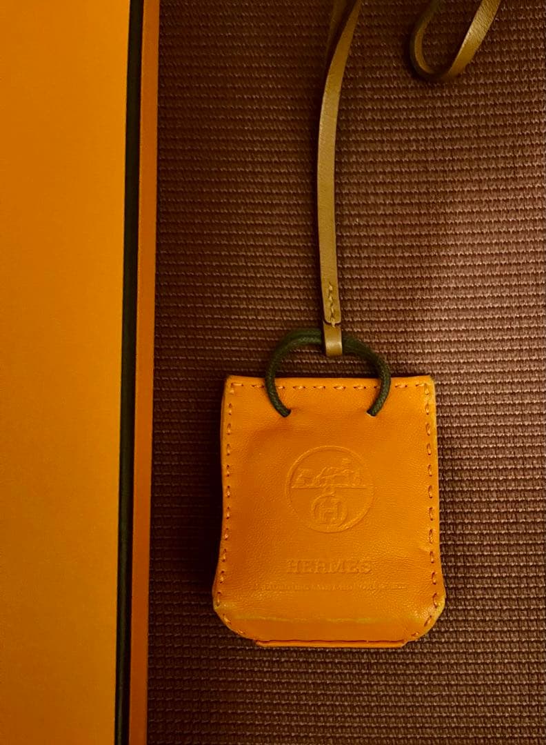 エルメス サックオランジュ レザーチャーム ストラップ ロゴ ショッパー