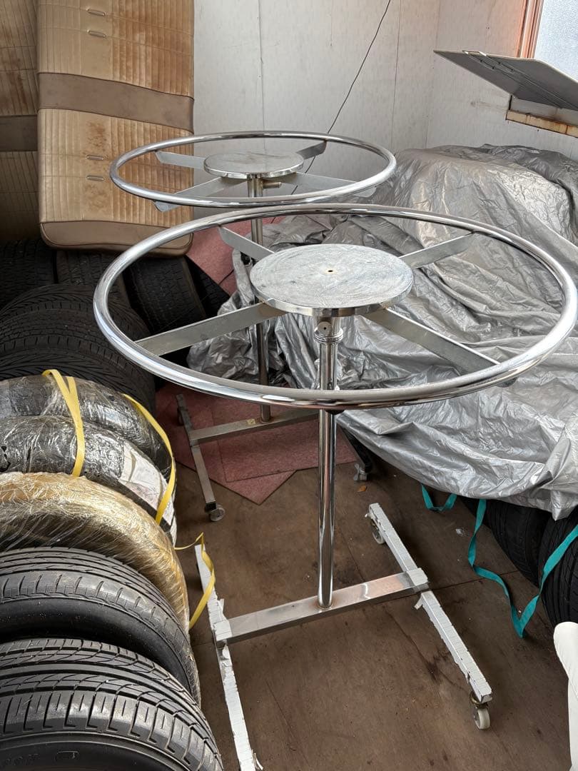 ステンレス製円形ハンガーラック２個、引き取り限定