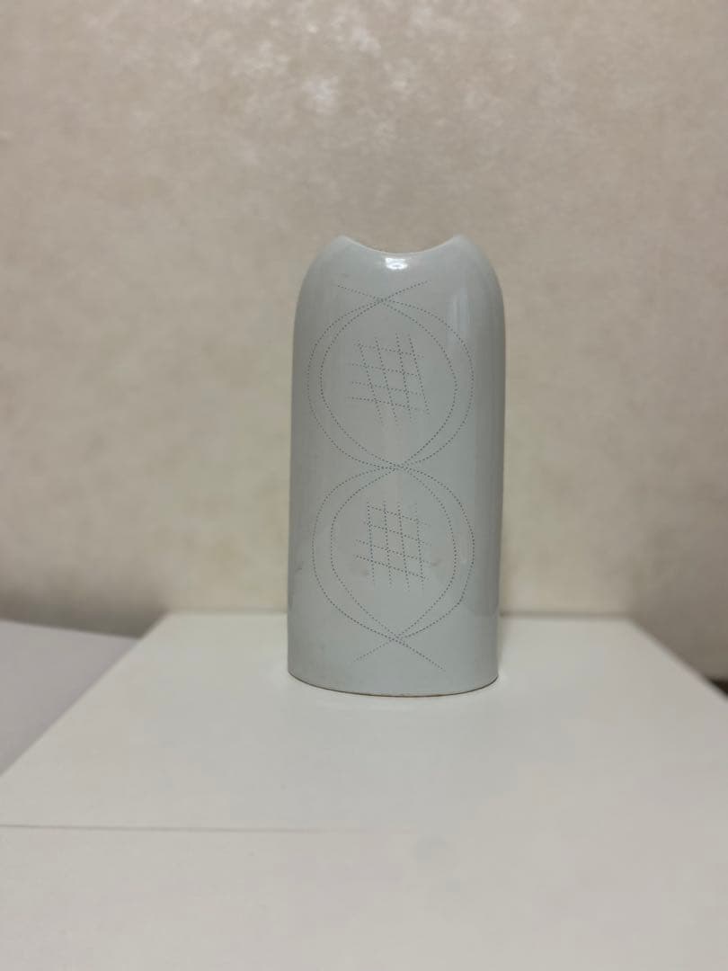 幾何学紋様入り花瓶