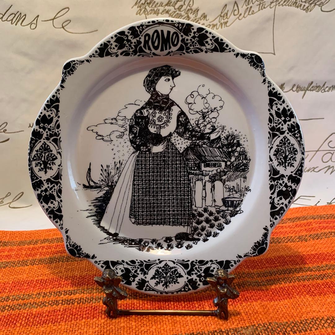 ビヨンヴィンブラッド　1977年のニモール窯の民族衣装を着た猫ちゃん抱いた女性！