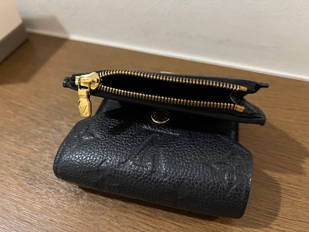 M62935 ポルトフォイユ・ゾエ イニシャル入り
