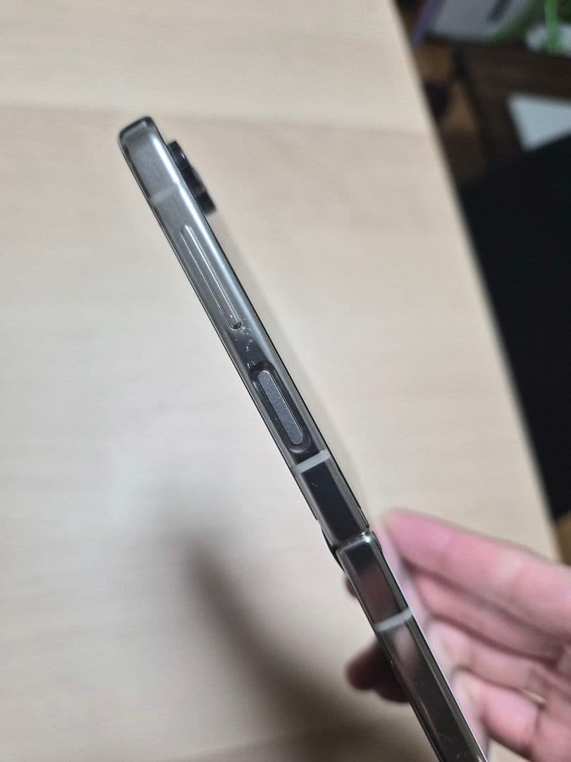 Galaxy ZFlip5 ホワイト(クリーム)　★ジャンク品