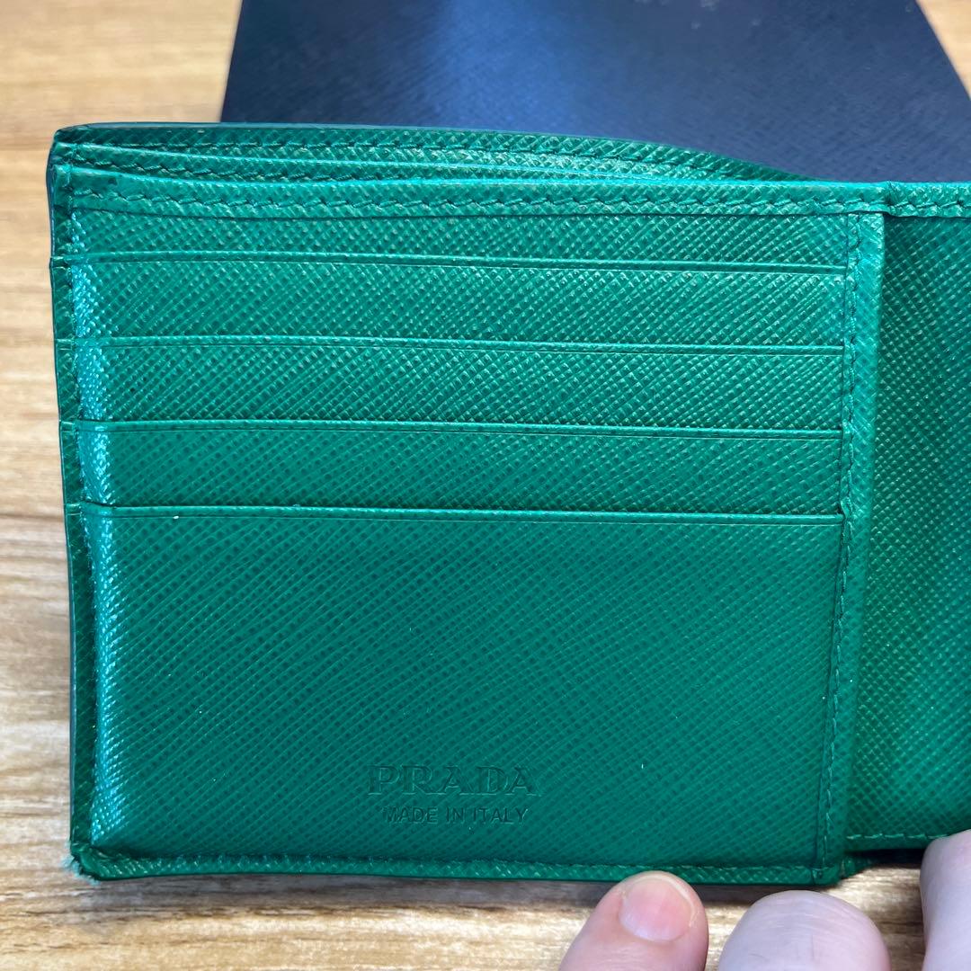 PRADA グリーン 二つ折り財布