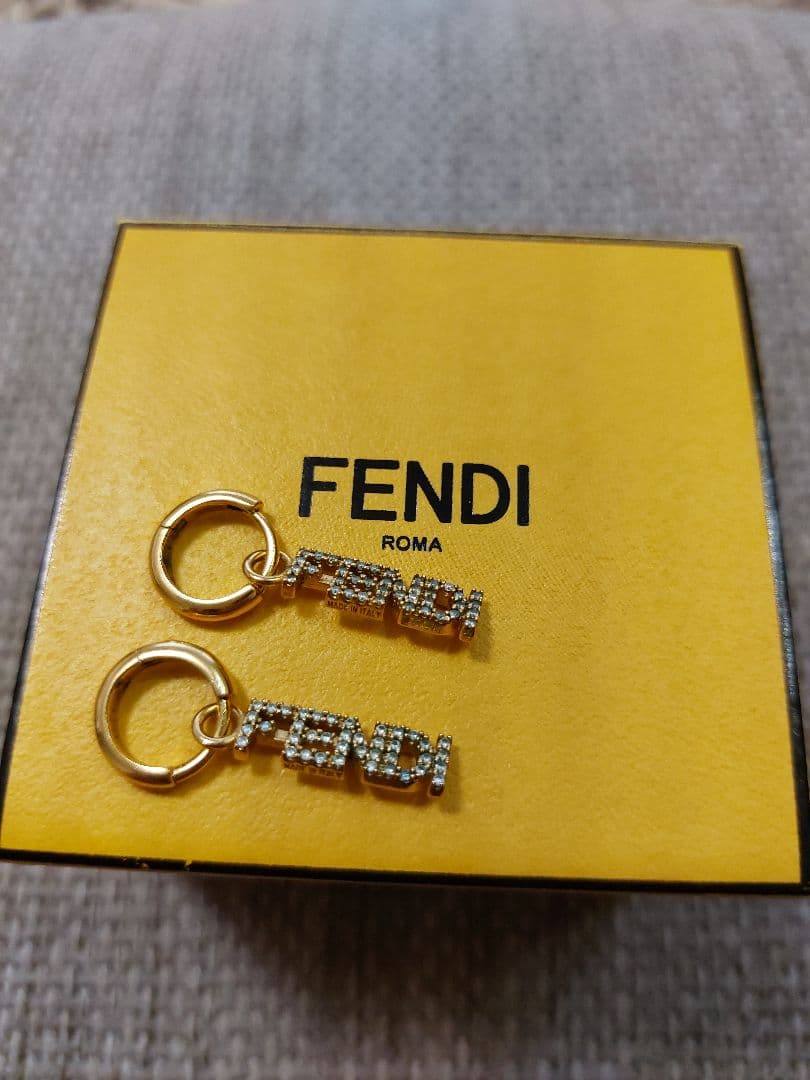 FENDI ロゴデザイン ゴールドピアス