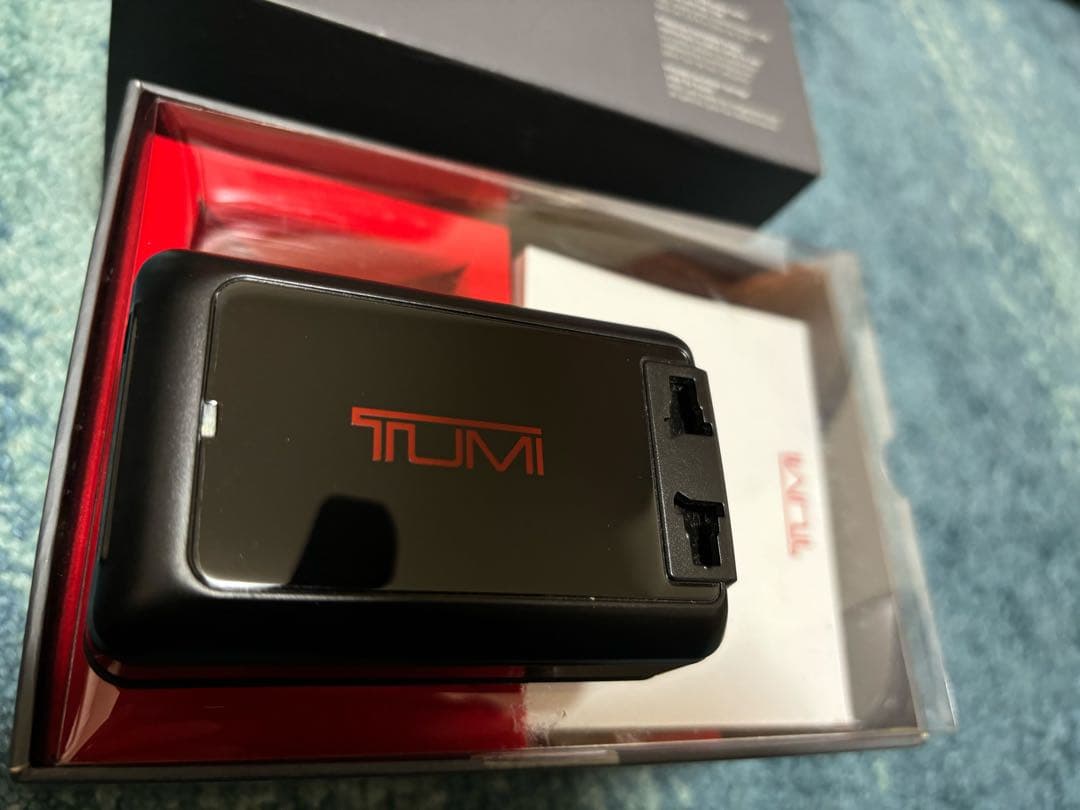 海外変換プラグ　TUMI トラベルアダプタ　150カ国対応USB 4 +電源も