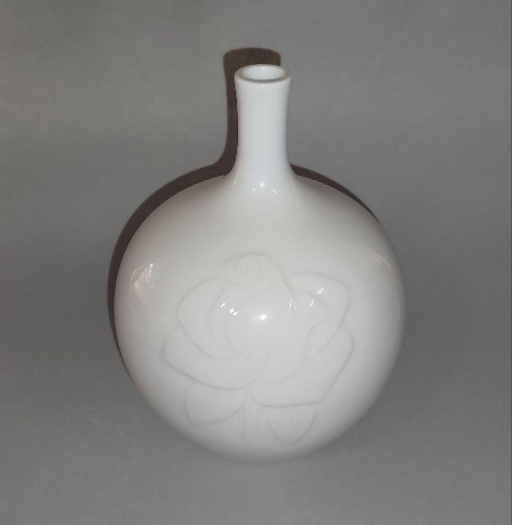 有田焼・奥川俊右衛門作・白磁バラ彫紋壺(小)・新品未使用