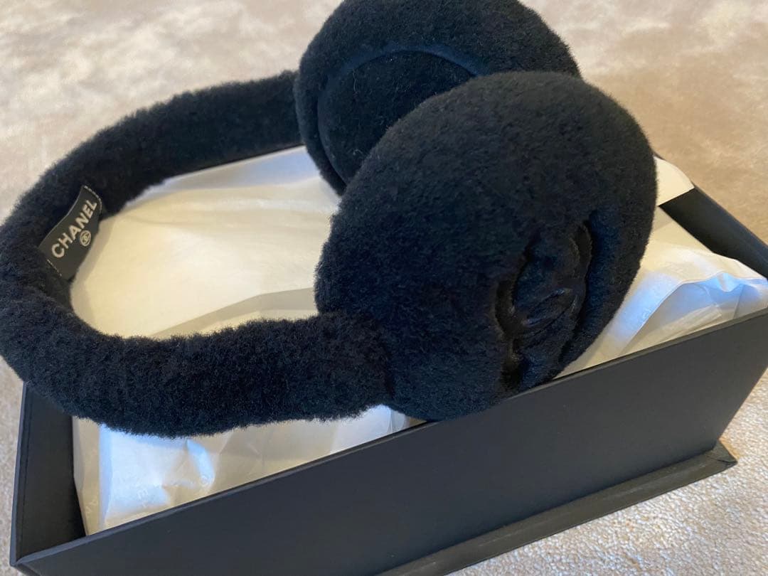 CHANEL 黒 フリース耳あて CCロゴ付き