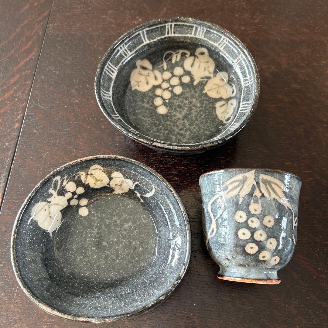 お値下げ　美濃焼　玉山窯　鼠志野　白抜き葡萄文　三つ足鉢　向付　湯呑み　三点組