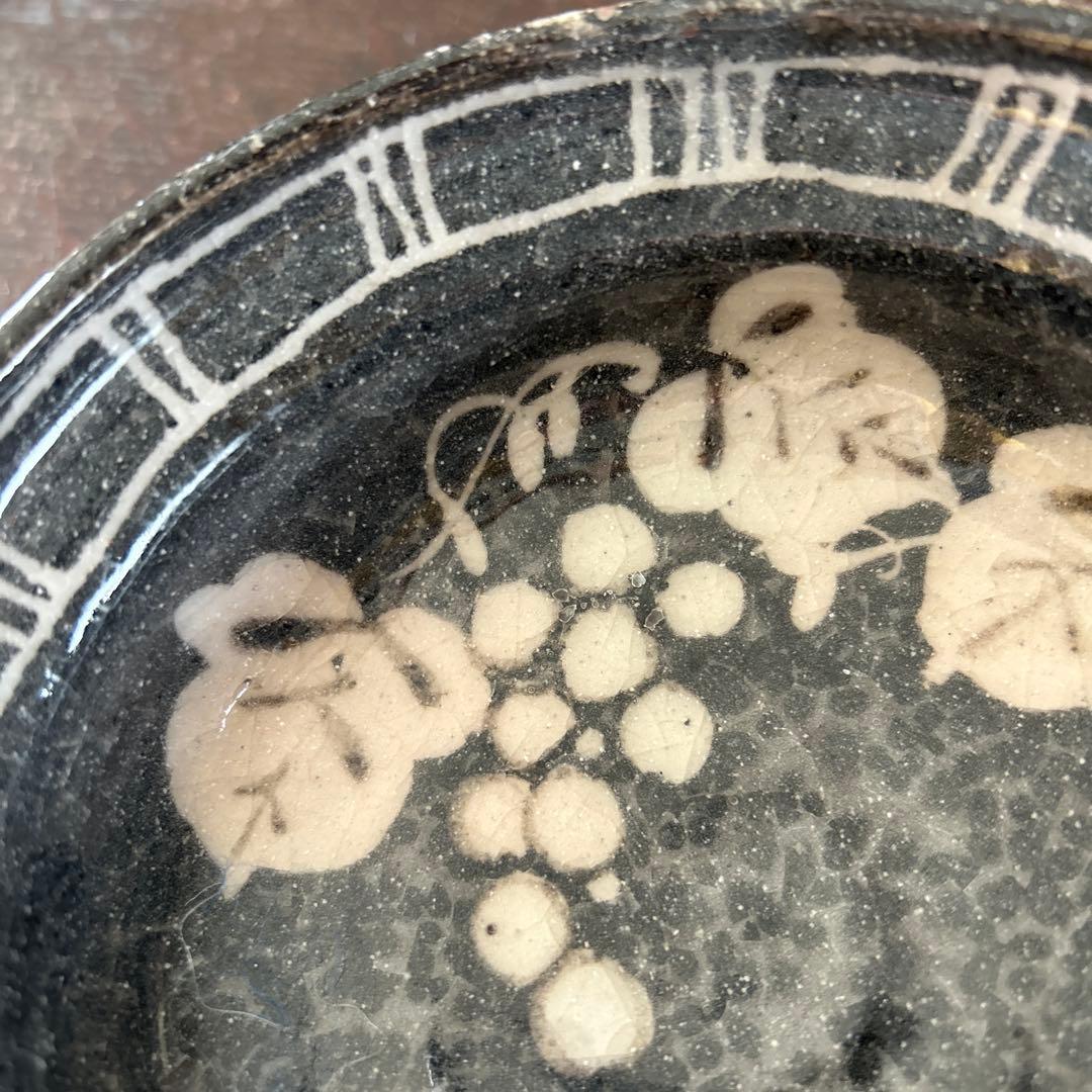 お値下げ　美濃焼　玉山窯　鼠志野　白抜き葡萄文　三つ足鉢　向付　湯呑み　三点組