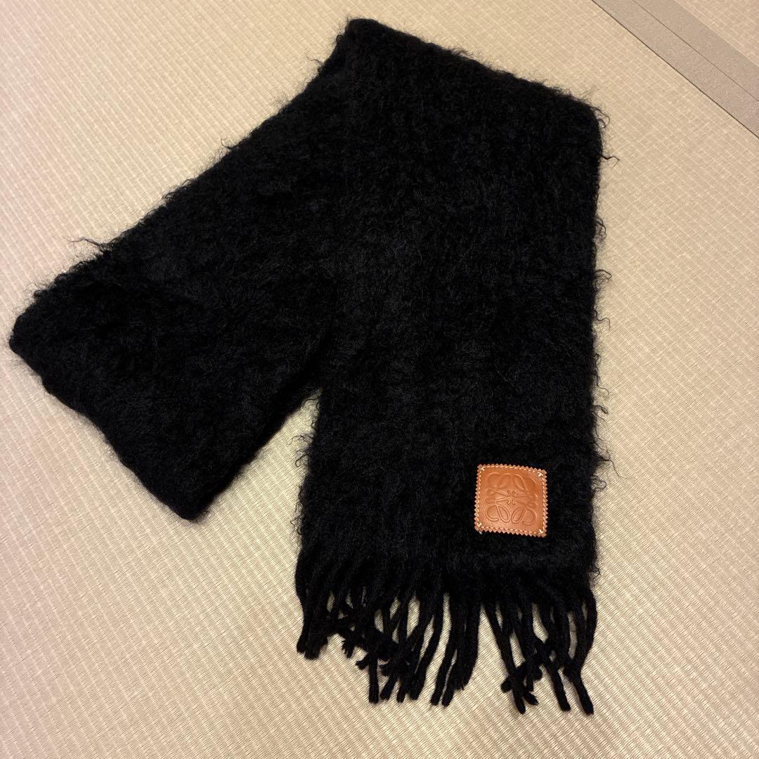 ロエベ　黒いフワフワマフラー レザーのパッチ付き