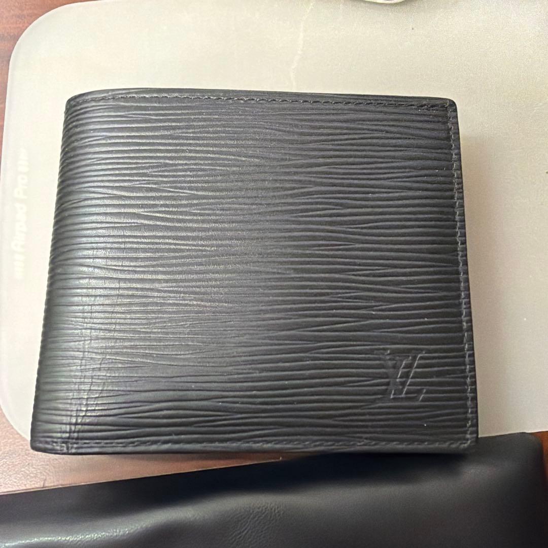 ＜希少極美品＞ルイヴィトン、黒 レザー 二つ折り財布 LVロゴ※箱袋付き