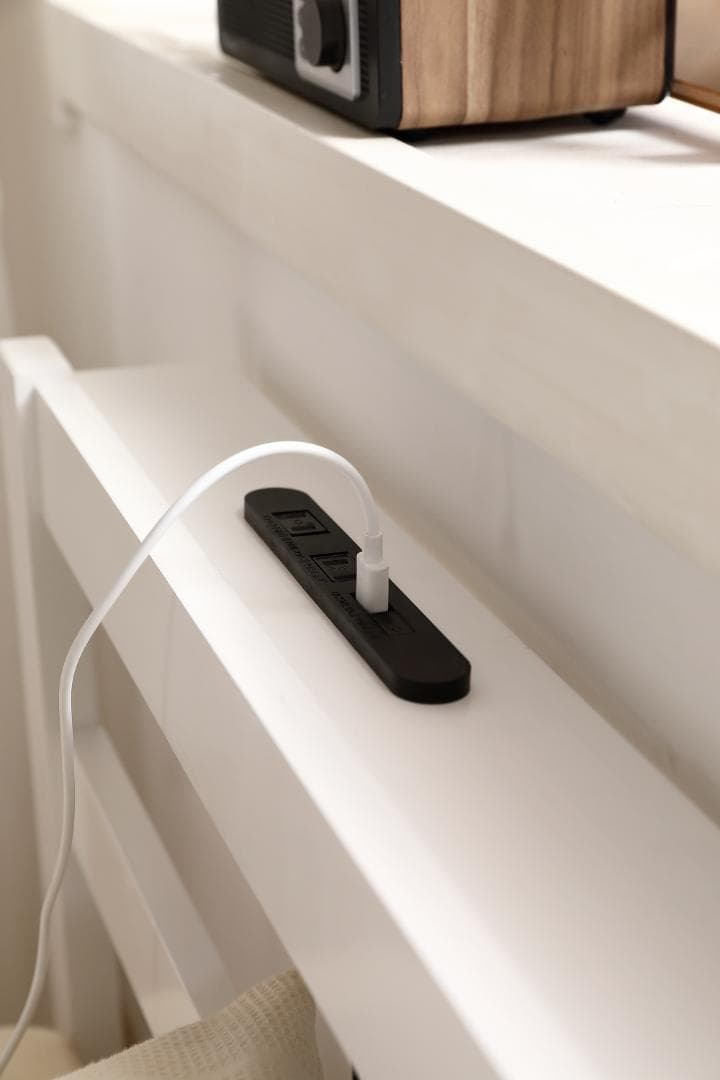 お得セール！10％OFFコンセント付き天然木ベッドフレーム　SD・WHITE