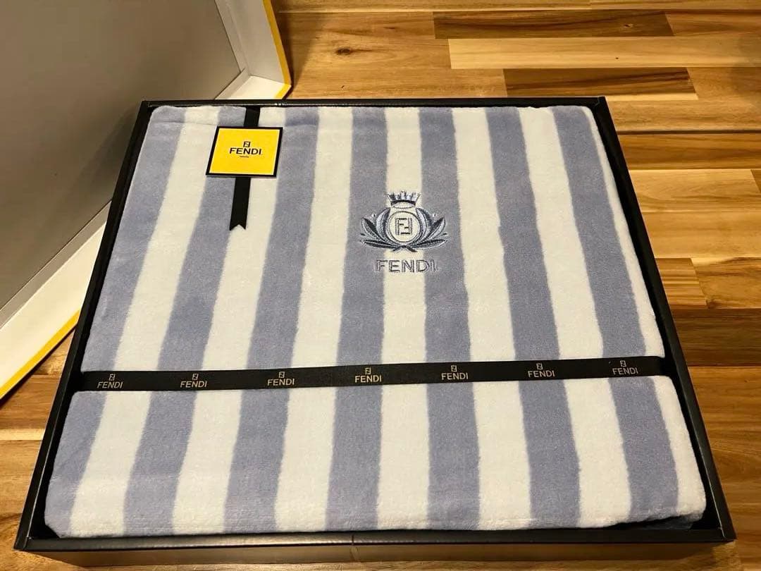 FENDI 綿毛布　１４０cm×２１０cm
