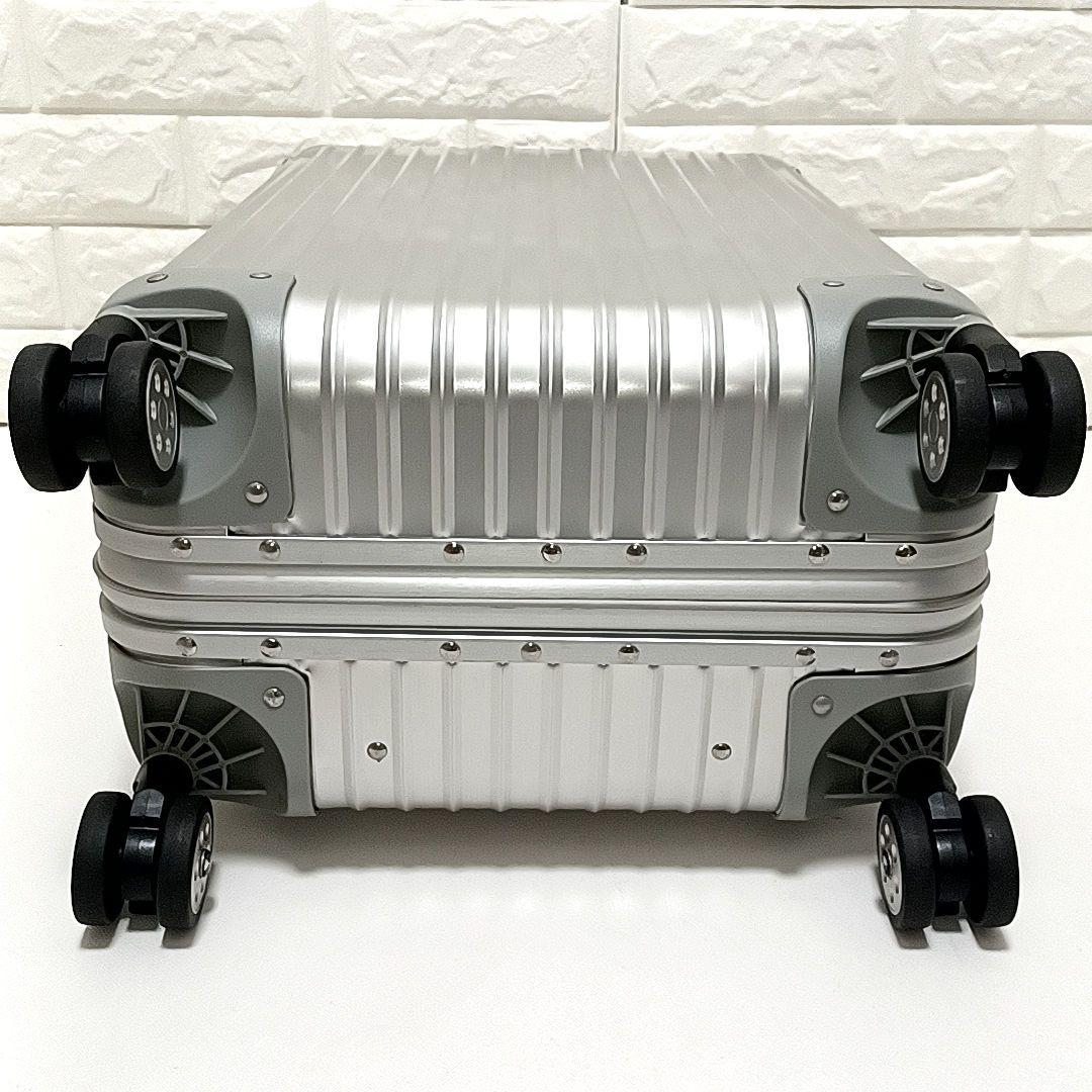 美品32L　　四輪ホイール　アルミ　スーツケース　キャリーケース　シルバー
